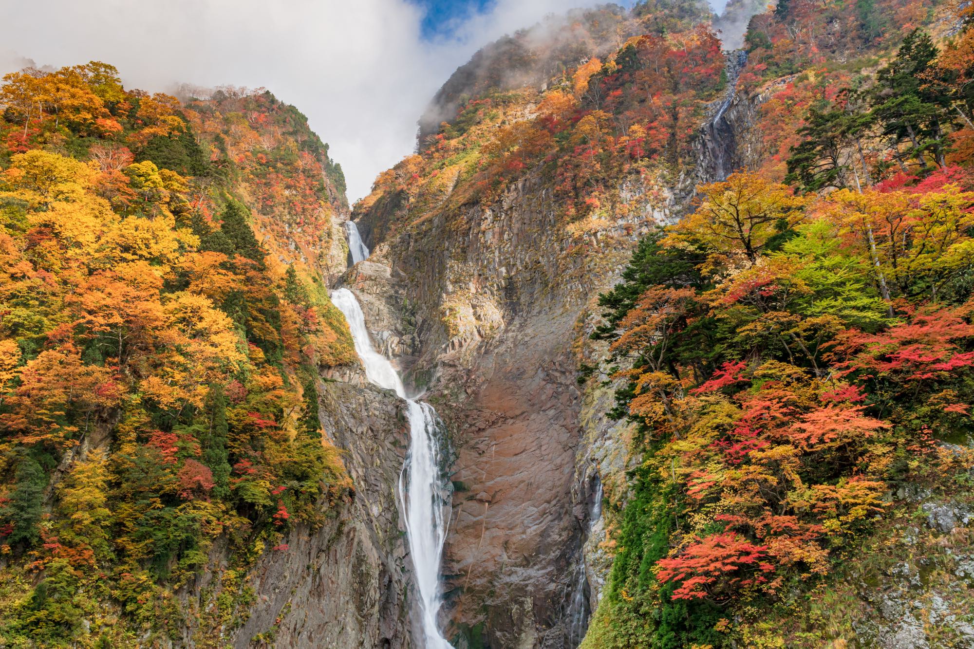 富山の紅葉を見てみたい。気になるスポット「称名滝」を紹介